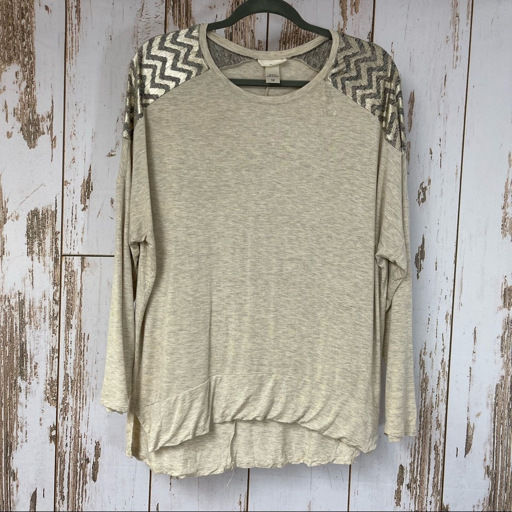 Tru Self, Glitzy Striped Shoulder Detail. Size 1X.  In excellent condition!